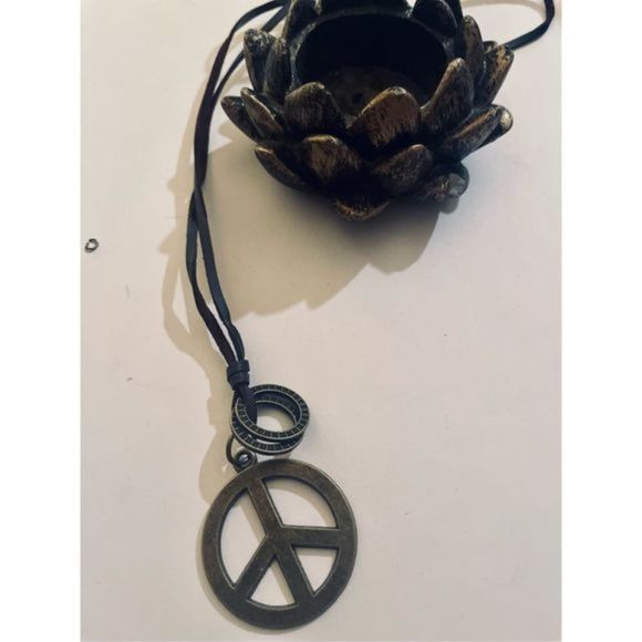 Cute boho PEACE SIGN NECKLACE - Picture 2 of 5